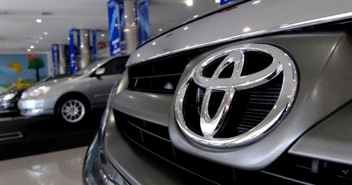 Logo Toyota pada salah satu gerai penjualan mobil milik Astra International. (Dok NG SWAN TI/Bloomberg)