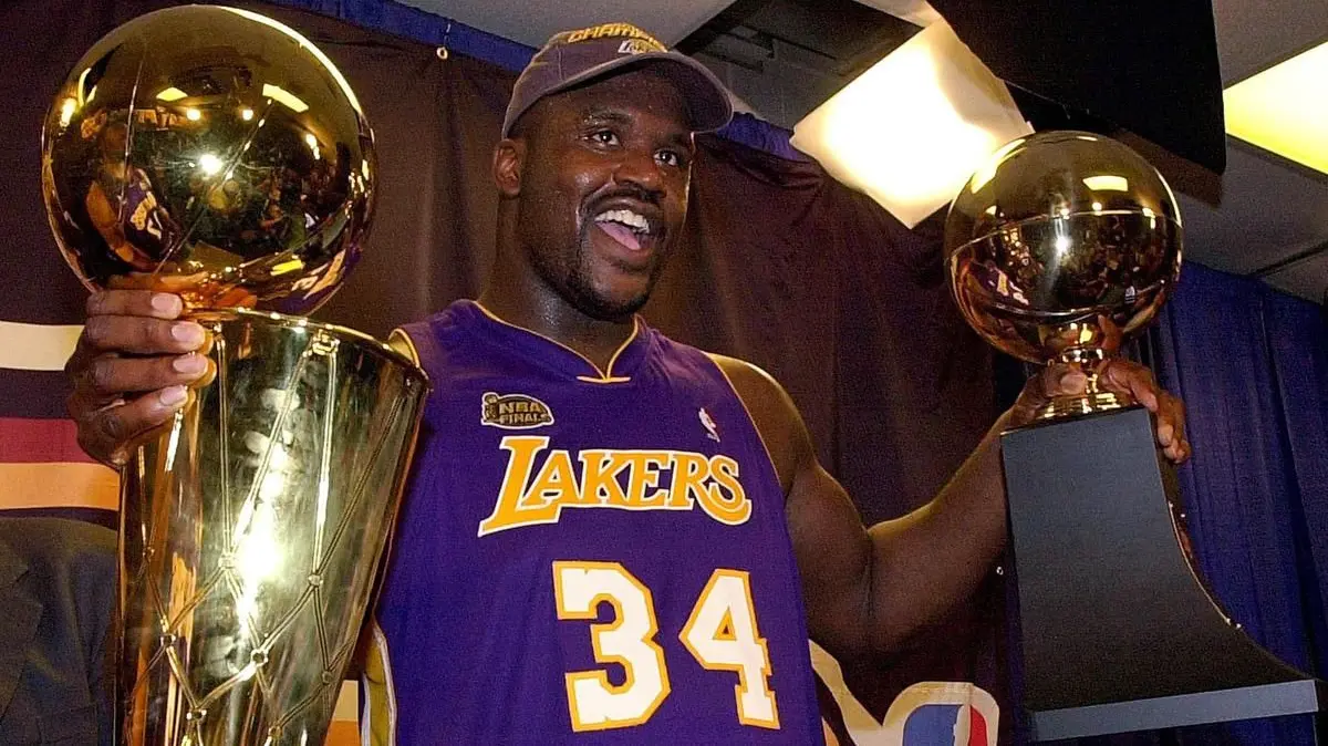 Shaquille O'Neal adalah legenda Lakers di tahun 2000-an bersama Kobe Bryant. Ia tercatat kantong delapan kali gelar individu diantaranya Rookie of The Years, Titel MVP tahun 2000 hingga 2003, MVP musim reguler pada tahun 2000, dan dua kali MVP All Star. (