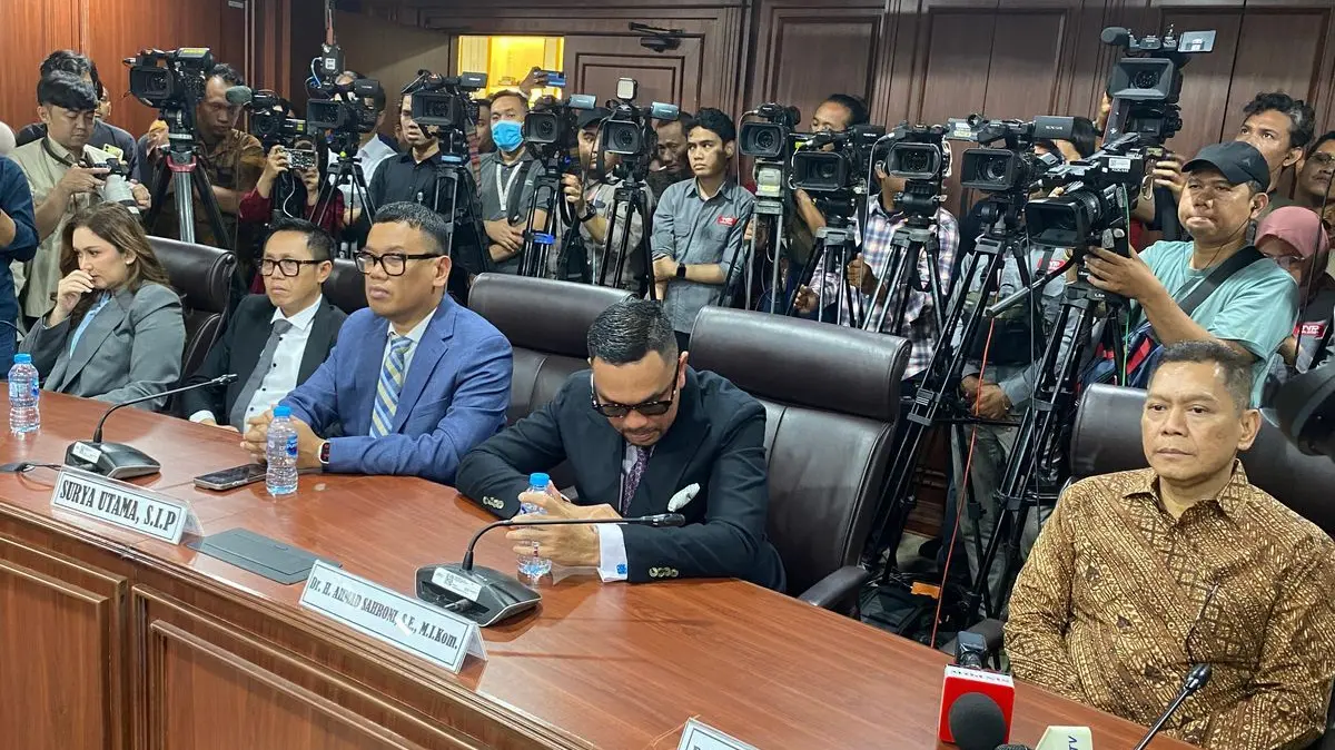 5 anggota DPR non-aktif, mulai dari Nafa Urbach, Eko Patrio, Uya Kuya, Ahmad Sahroni, dan Adies Kadir disidang di ruang MKD DPR, Senayan, Jakarta, Rabu (5/11/2025).