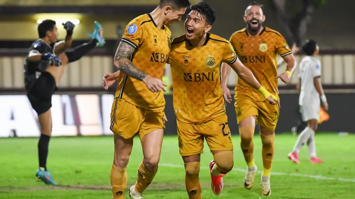 Pesepak bola Bhayangkara FC Luis Marcelo Herrera (kedua kiri) berselebrasi dengan rekannya usai mencetak gol. (ANTARA FOTO/M Risyal Hidayat)