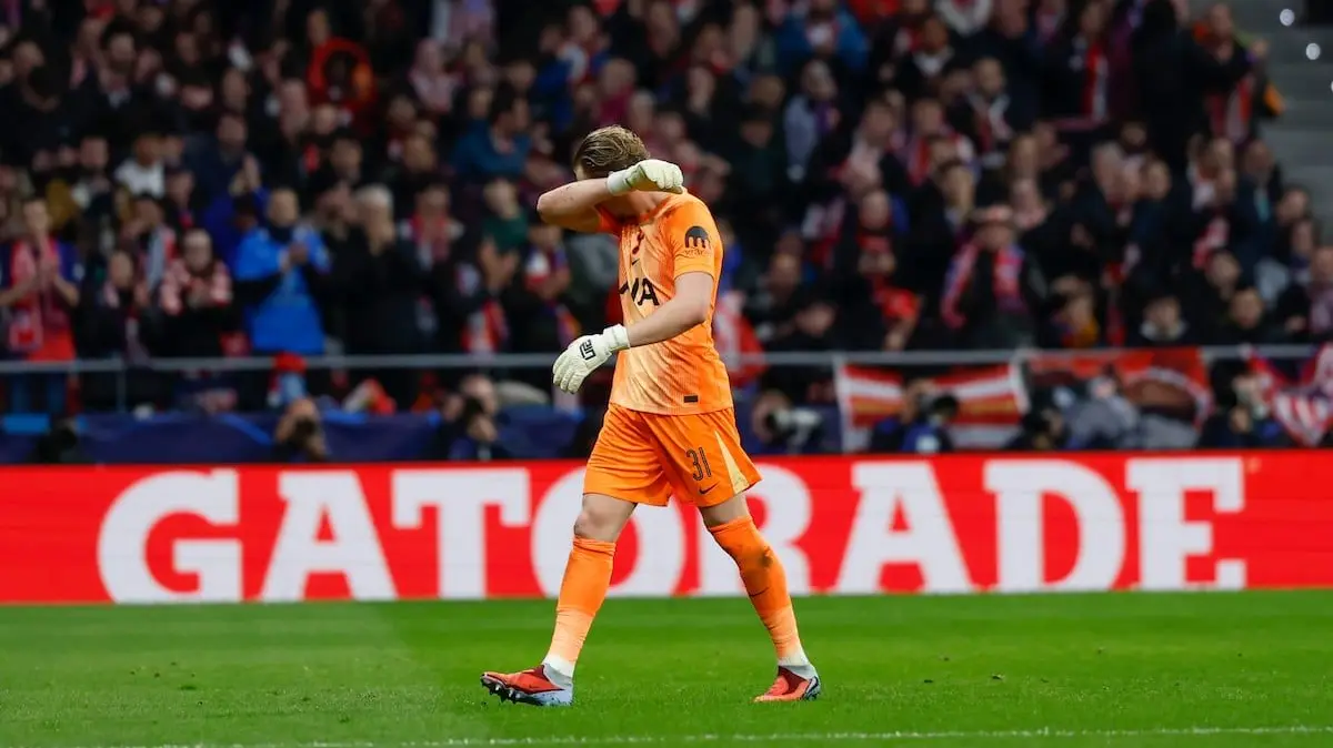 Kiper Ceko Tottenham, Antonin Kinsky, setelah kebobolan gol melawan Atletico. Kiko Huesca (EFE)