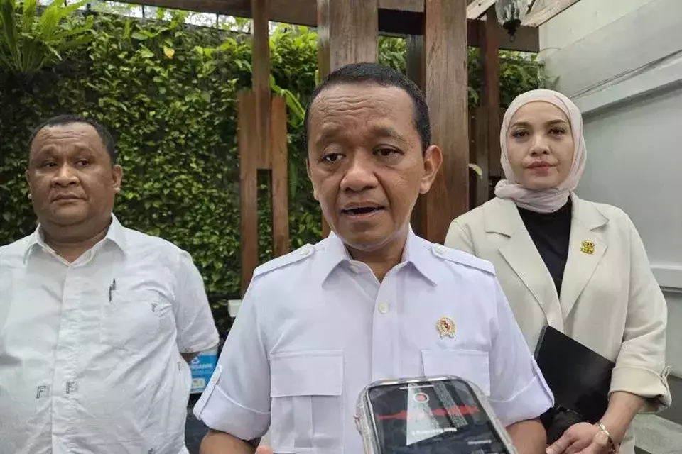 Menteri Energi dan Sumber Daya Mineral (ESDM) Bahlil Lahadalia memberi keterangan ketika ditemui di Kantor Kementerian ESDM, Jakarta, Selasa (10/3/2026). (Antara/Putu Indah Savitri)