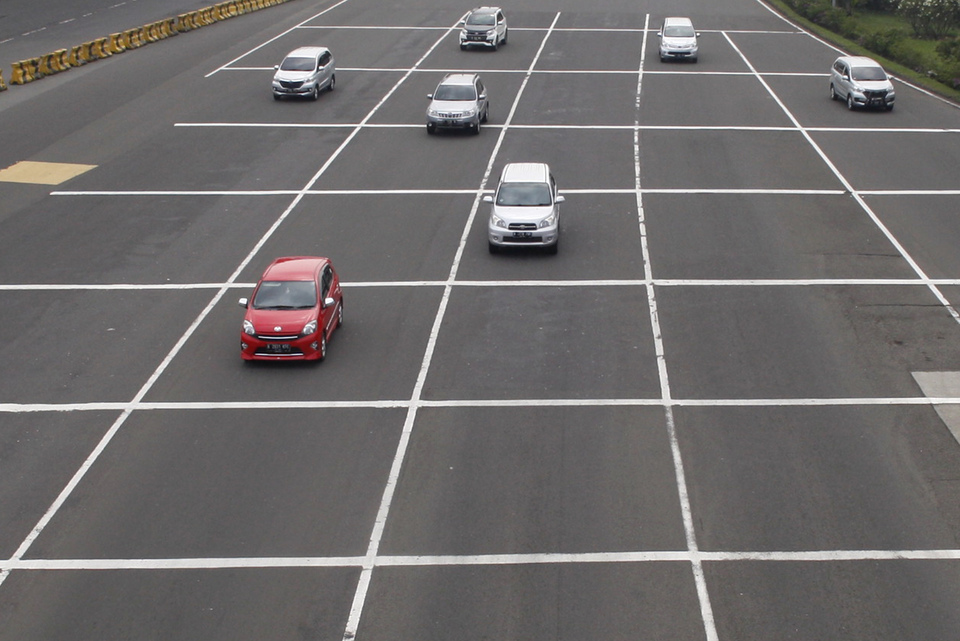 Sejumlah kendaraan melintas di ruas tol. (ANTARA FOTO/Yulius Satria Wijaya)