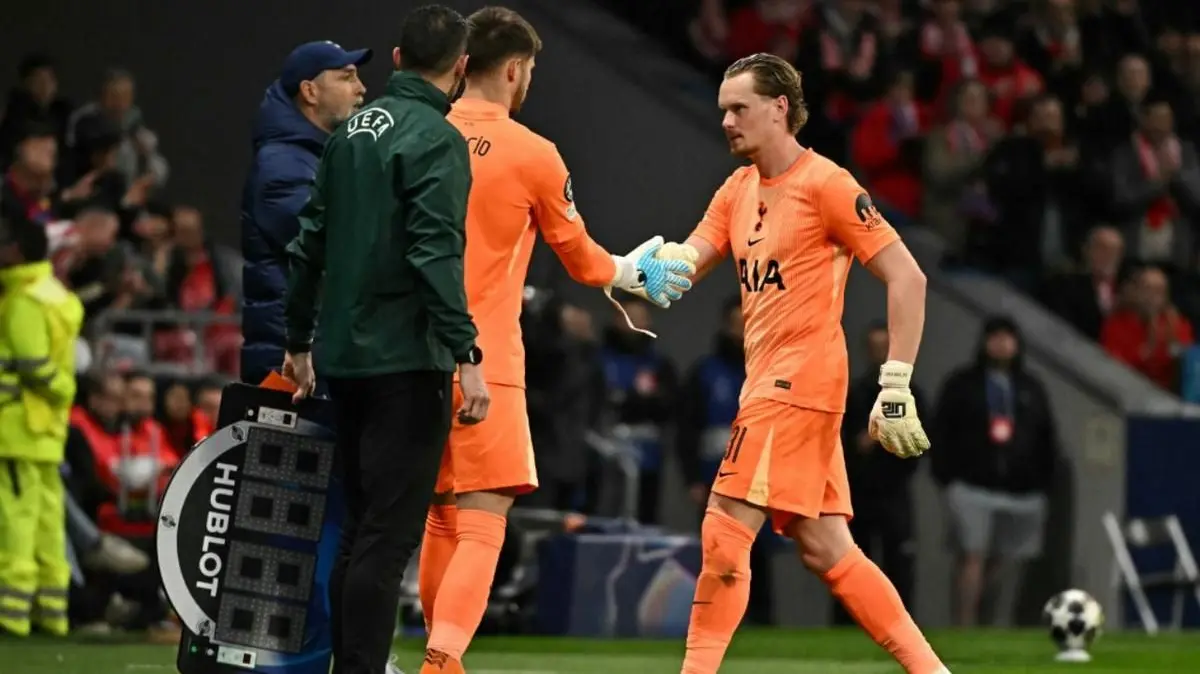 Alarm Bahaya di Metropolitano: Kiper Tottenham Kinsky Ditarik Keluar Dini Akibat Blunder Fatal Kontra Atletico