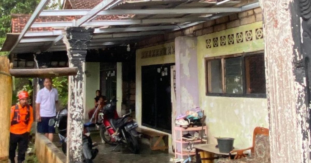 Rumah warga rusak akibat hujan deras dan angin kencang. Foto: dok. Istimewa
