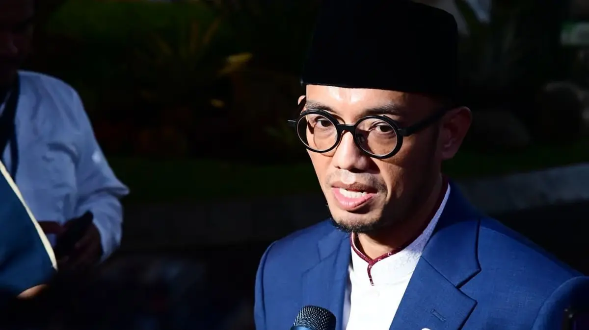 Wakil Menteri Haji dan Umrah Dahnil Anzar Simanjuntak menjelaskan skenario keberangkatan haji tahun 2026 di Kompleks Istana Kepresidenan, Jakarta Pusat, Selasa (10/3/2026) malam. (Dok. Biro Pers, Media, dan Informasi Sekretariat Presiden)