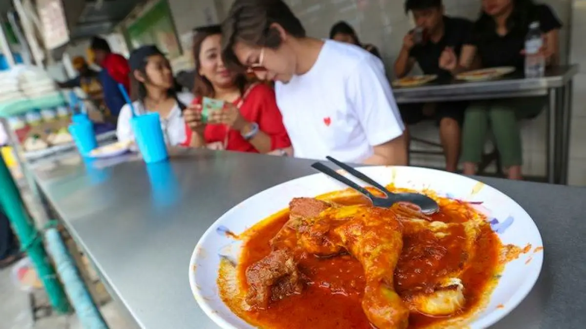 Etika Makan di Bulan Ramadan: Kisah Dua Pria Non-Muslim Malaysia yang Menghangatkan Hati Publik