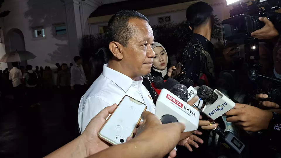 Menteri ESDM Bahlil Lahadalia memberi keterangan pers di Istana Kepresidenan. (Beritasatu.com/Celvin Moniaga Sipahutar)