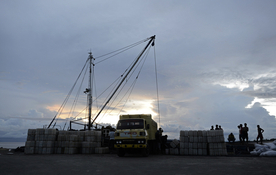 Pekerja melakukan proses bongkar muat di kawasan KEK. (Antara/Fanny Octavianus)