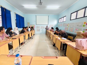 Foto: dok. Istimewa/Bripka Asep Wahyudi fasilitasi warga yang ingin mengikuti program paket A, B, C untuk mengurangi angka pengangguran di Kota Serang.