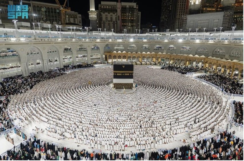 Menhaj Mochamad Irfan Yusuf mengungkapkan hingga kini belum ada dampak langsung terhadap maskapai penerbangan haji 2026. Hal ini terkait harga minyak dunia yang meroket imbas perang Israel-AS versus Iran. Foto: Dok Sindonews