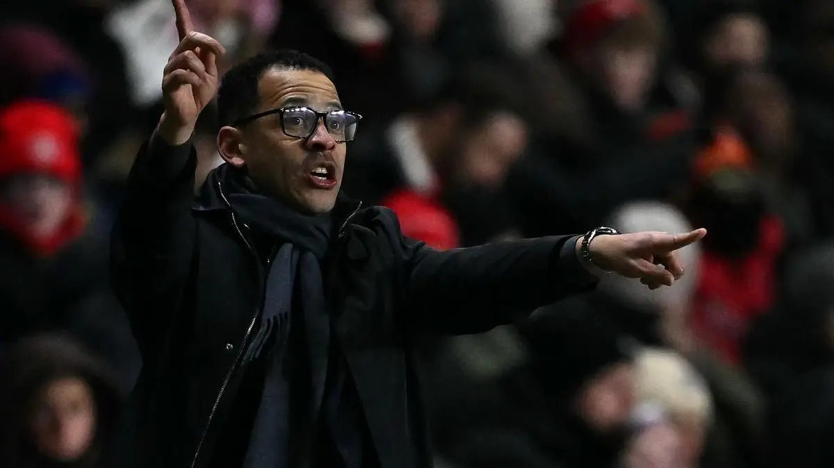 Liam Rosenior menjalani debutnya sebagai manajer Chelsea dengan kemenangan manis atas Charlton Athletic pada lanjutan Piala FA 2025/2026, Minggu (11/1/2026) dini hari WIB. (Ben STANSALL/AFP)