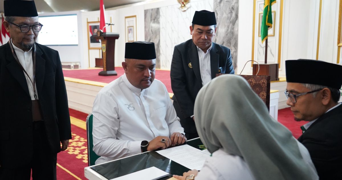 Bupati Bogor, Rudy Susmanto saat membayar Zakat di Baznas Kabupaten Bogor. Foto : Diskominfo