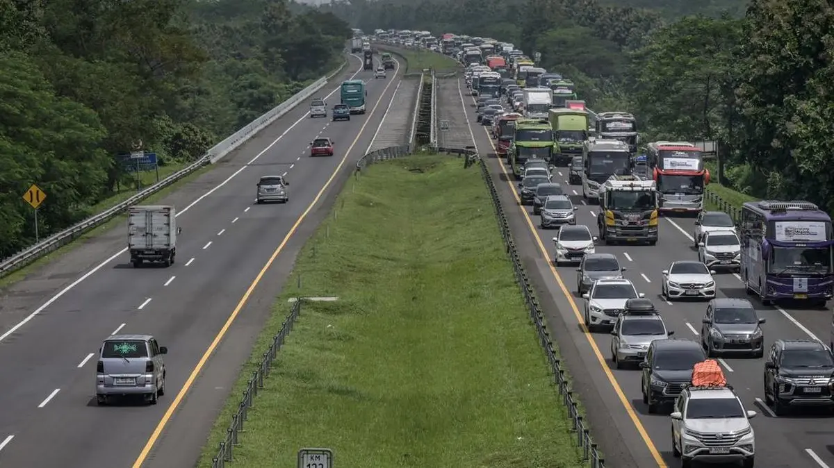 Jasa Marga menyiapkan antisipasi untuk arus mudik 2026, prediksi 3,5 juta pemudik dari Jakarta. Empat jalur tol baru dan rekayasa lalu lintas diterapkan. (Foto: ANTARA FOTO/FAUZAN)