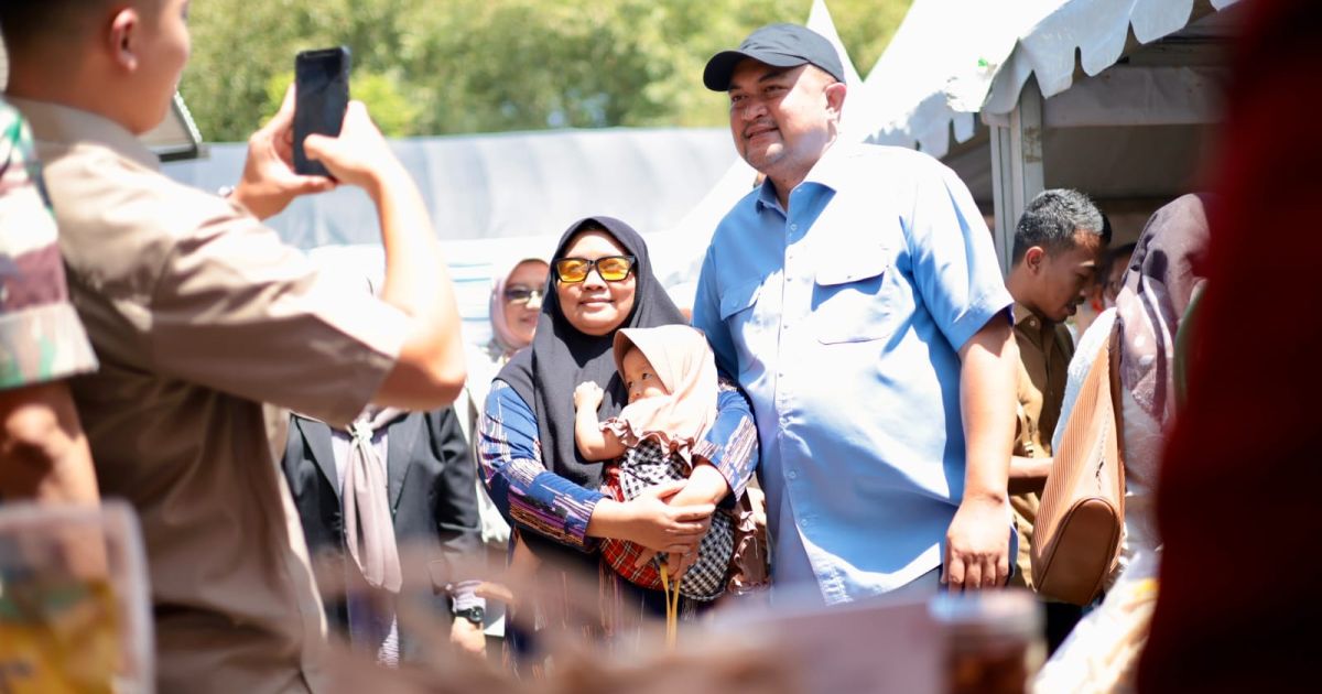 Bupati Bogor saat mengunjungi operasi pasar dan Bazar Ramadan. Foto : Diskominfo