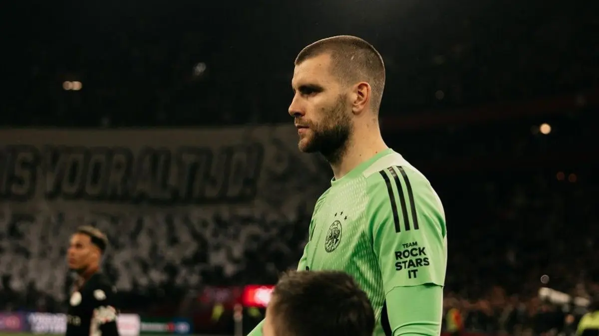 Maarten Paes berhasil meraih kemenangan bersama Ajax Amsterdam. (Arsip. Ajax.nl)