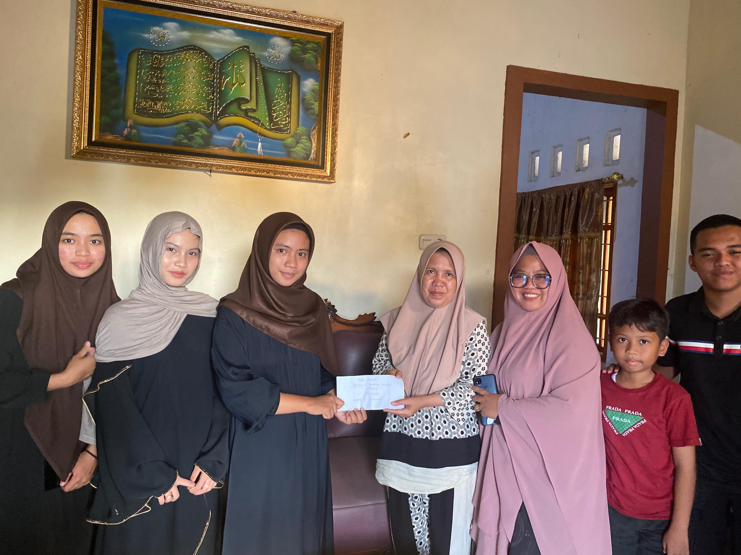 Tanamkan Nilai Kemanusiaan: Kisah Sukses Gerakan Solidaritas Pramuka SMAN 8 Pinrang untuk Santri Penghafal Al-Qur'an