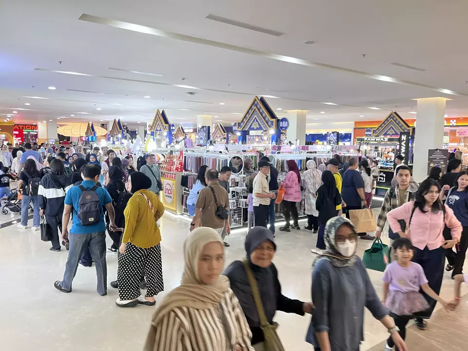 Suasana pusat perbelanjaan Margo City di Depok dipadati ribuan pengunjung menjelang Lebaran, Sabtu 14 Maret 2026. (Beritasatu.com/Fahri Ali)