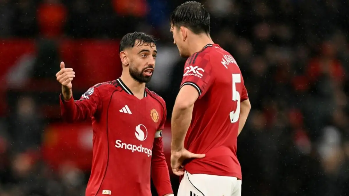 Gelandang Manchester United asal Portugal #08, Bruno Fernandes, berbicara dengan bek Manchester United asal Inggris #05, Harry Maguire (kanan), dalam pertandingan Premier League antara Manchester United dan Chelsea di Old Trafford, Manchester, Inggris ba