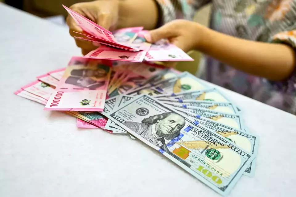 Sentimen Global Menekan, Rupiah Terpukul Mendekati Zona Kritis Rp17.000 per Dolar AS