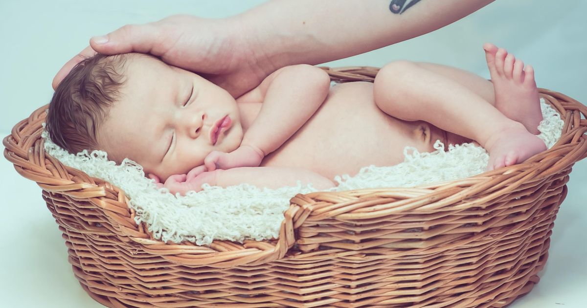 Cegah Penularan Penyakit, Ini Alasan Orang Tua Perlu Batasi Ciuman dari Tamu pada Bayi Saat Lebaran