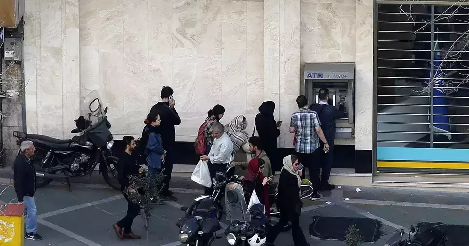Perbankan Iran lumpuh. (Iran Wire)