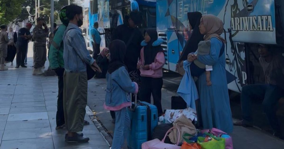Keluarga Tati saat akan pulang ke Tasikmalaya dengan bus mudik gratis Polresta Bogor Kota. Foto : bogorplus.id