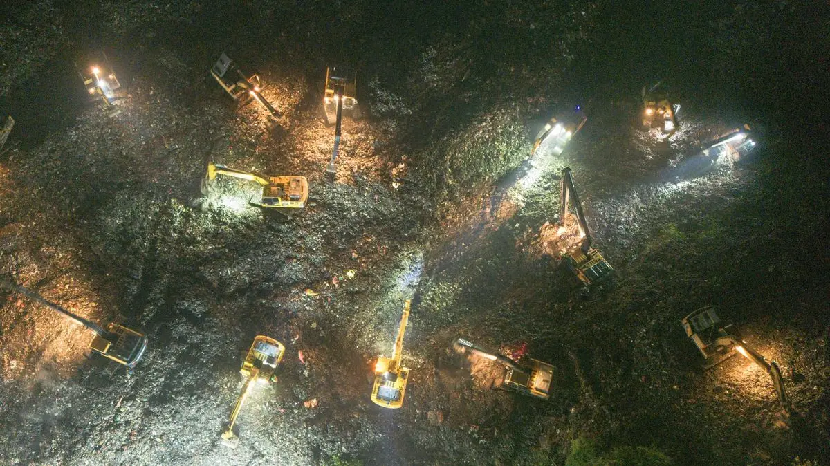 Foto udara sejumlah alat berat beroperasi saat melakukan pencarian korban longsor sampah di Tempat Pengolahan Sampah Terpadu (TPST) Bantargebang, Bekasi, Jawa Barat, Minggu (8/3/2026) malam. Berdasarkan data sementara dari Tim SAR Kota Bekasi, sebanyak em