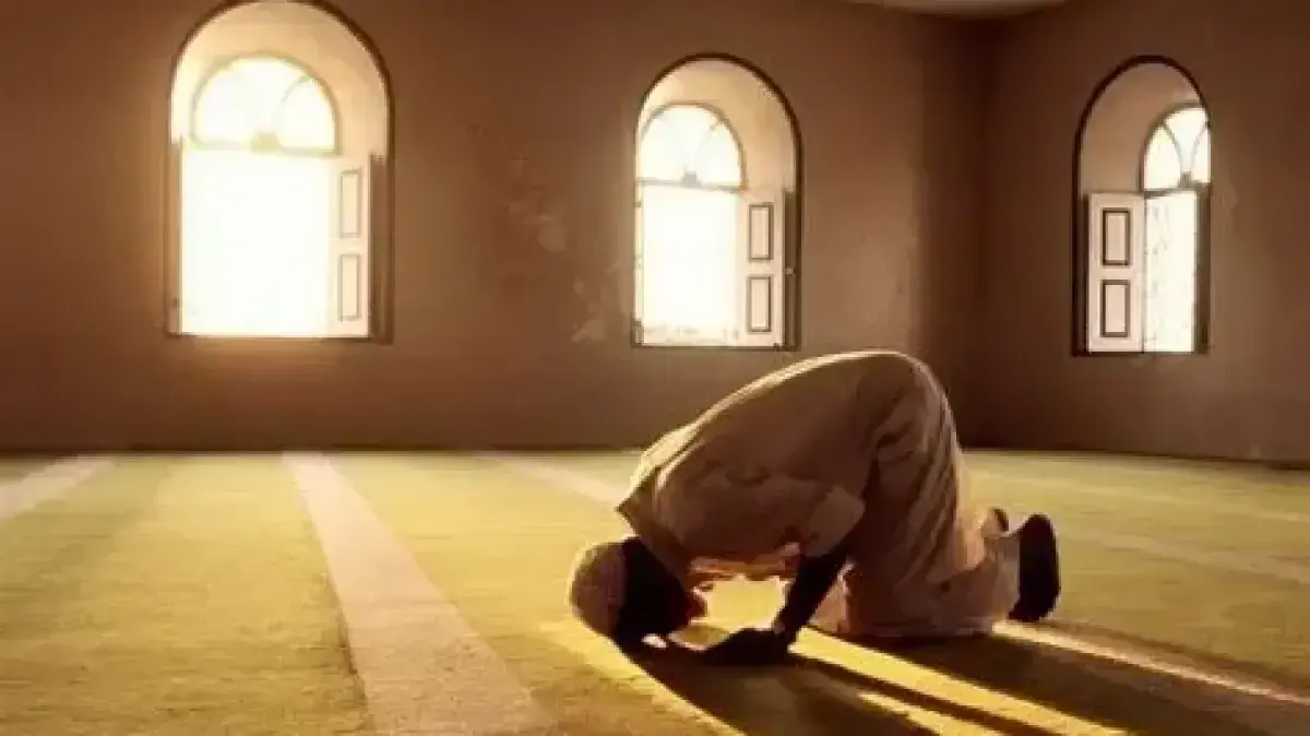 Suasana sholat berjamaah di salah satu masjid di Jakarta.