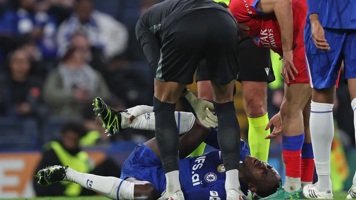 Drama Stamford Bridge: Cedera Engkel Parah Trevor Chalobah Warnai Kekalahan Telak Chelsea dari PSG