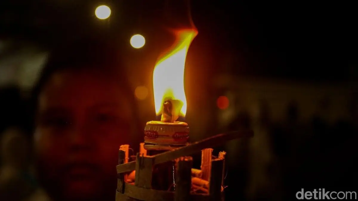 Foto: Sejumlah umat muslim melakukan pawai obor di Masjid Istiqlal, Jakarta, Selasa (9/4/2024). (Rifkianto Nugroho/detik)