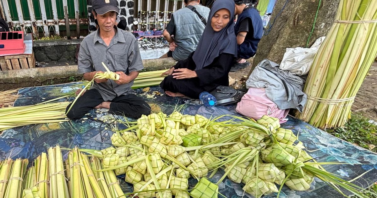 Tradisi Musiman: Kisah Saprudin Menghidupkan Ekonomi Lokal Melalui Anyaman Kulit Ketupat