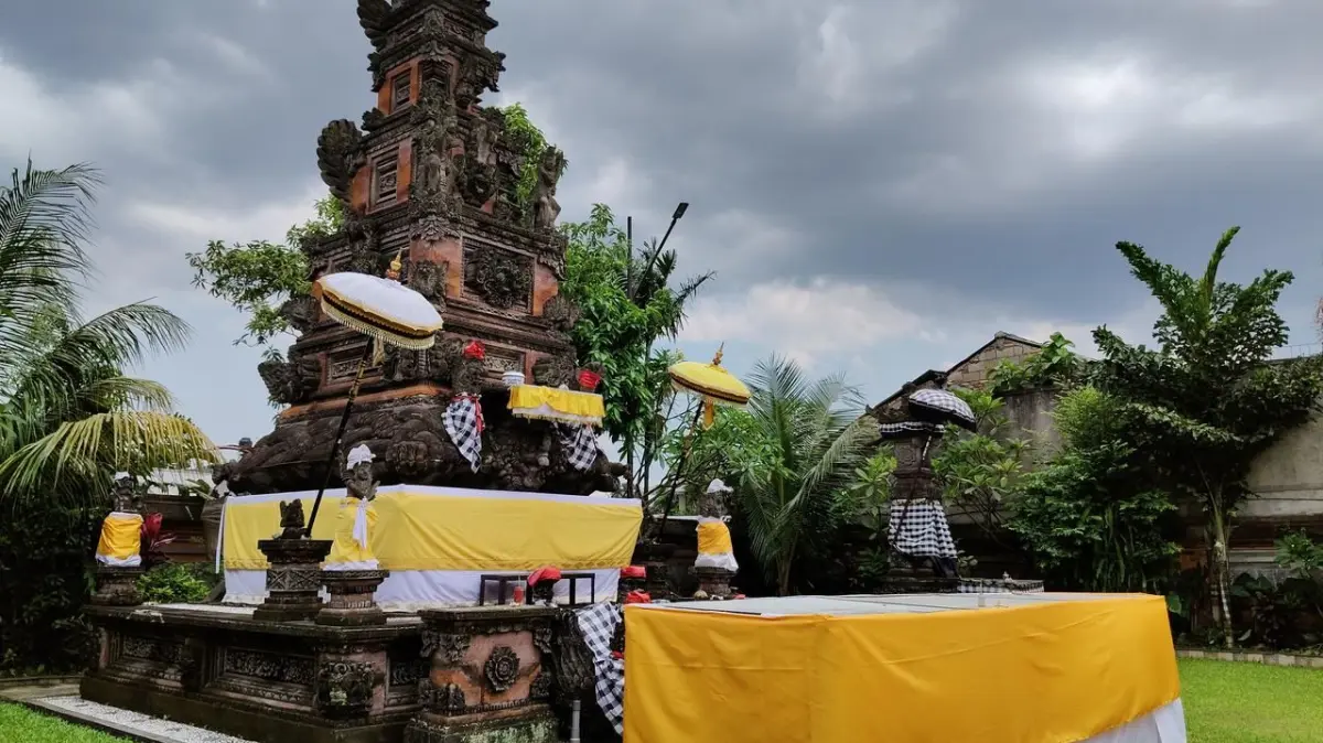 Makna Spiritual Tradisi Makemit: Mengapa Umat Hindu Memilih Bermalam di Pura Jelang Nyepi?