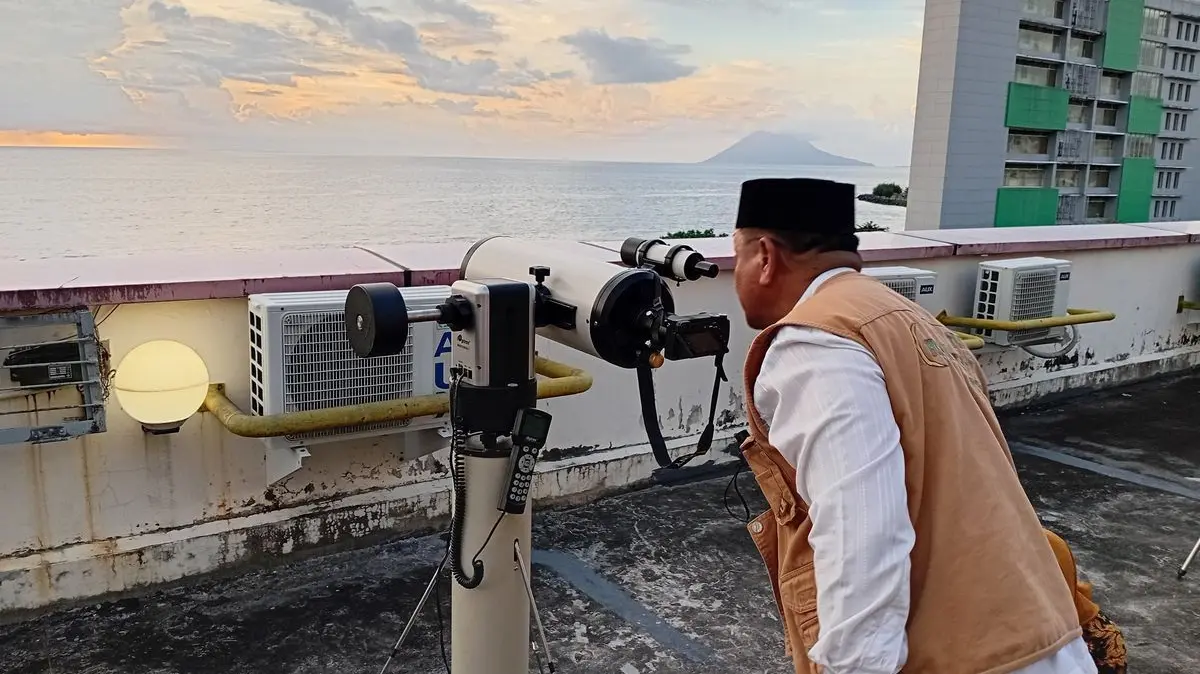 Pantauan Hilal di atas Rooftop MTC Megamas Manado, Kelurahan Titiwungen Utara, Kecamatan Sario oleh Tim Hisab Rukyat Kanwil Kementerian Agama Provinsi Sulut, Kamis (19/3/2026)(KOMPAS.com/Subhan Sabu)