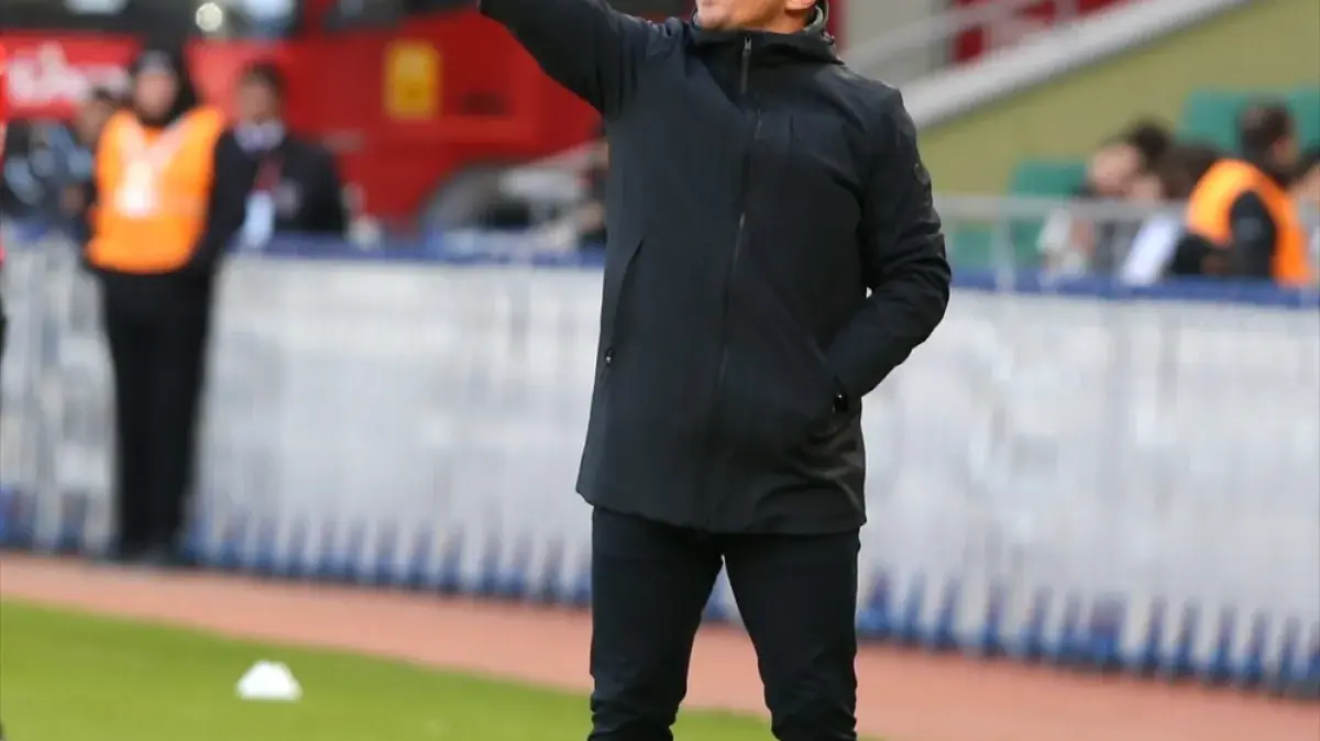 Menjelang Jeda Internasional, Emre Belözoğlu Tekankan Pentingnya Momentum Positif untuk Kasımpaşa