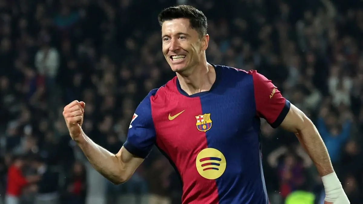 Pemain Barcelona, Robert Lewandowski merayakan golnya ke gawang Osasuna dalam laga lanjutan Liga Spanyol 2024/2025 di Estadi Olimpic Lluis Companys, Barcelona, Spanyol, Jumat (27/03/2025) waktu setempat. (AFP/Lluis Gene)
