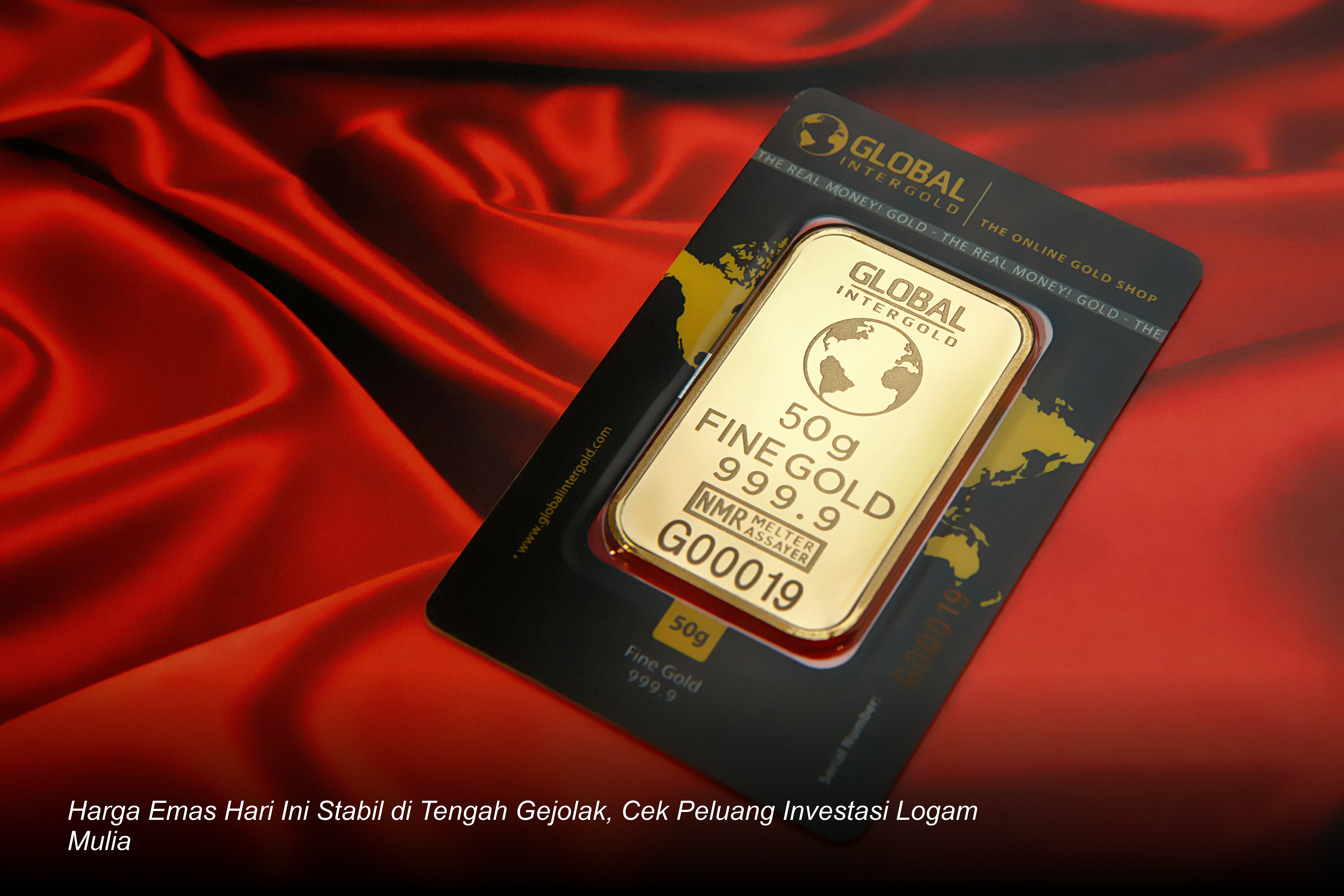 Tumpukan emas batangan Logam Mulia yang berkilauan diletakkan di atas grafik pergerakan harga emas yang datar.