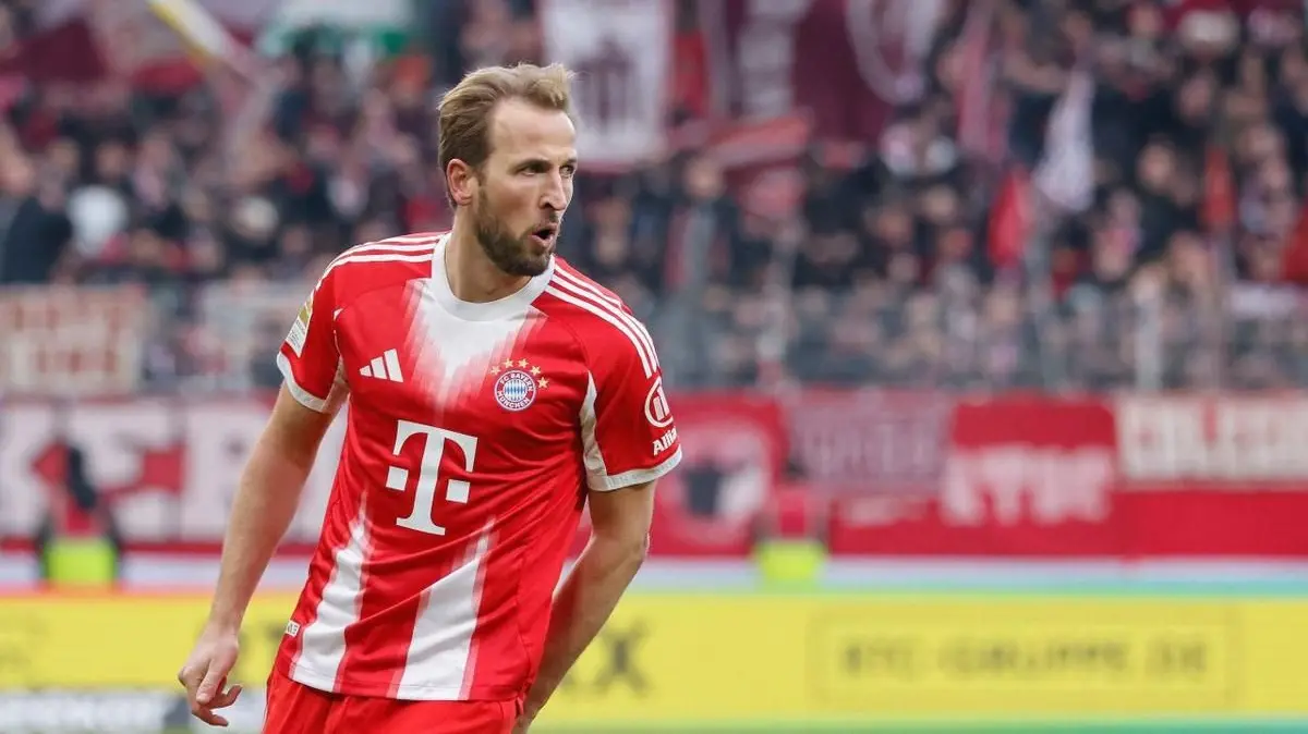 Striker Bayern Munchen, Harry Kane, merayakan keberhasilannya mencetak gol ke gawang SV Werder Bremen pada lanjutan Bundesliga 2025/2026, Sabtu (14/2/2026) malam WIB. (Focke Strangmann / AFP)