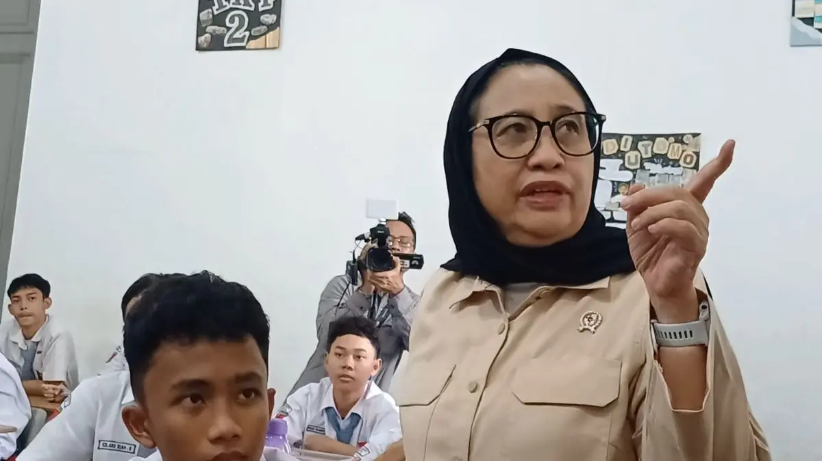 Wakil Kepala Badan Gizi Nasional (BGN) Nanik Sudaryati Deyang saat menegur pihak SPPG di tengah peninjauan pelaksanaan MBG di SMK 1 Jakarta Pusat, Kamis (8/1/2026).