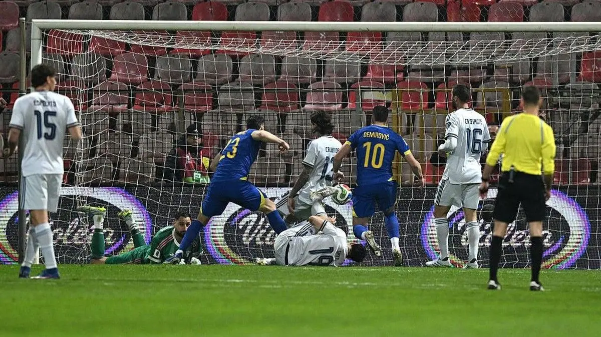 Momen Bosnia merobek gawang Italia. (Foto: Getty Images/Getty Images)