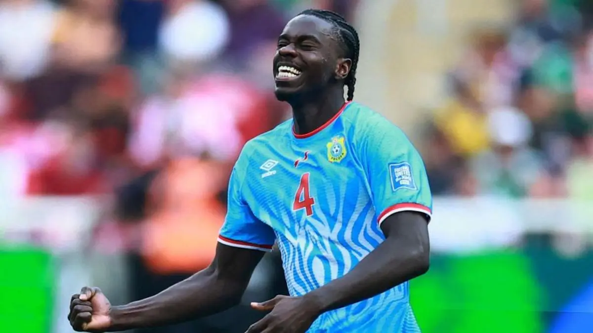 Keterangan gambar, Axel Tuanzebe melakukan debutnya untuk RD Kongo pada tahun 2024 setelah mengalihkan kesetiaannya dari Inggris