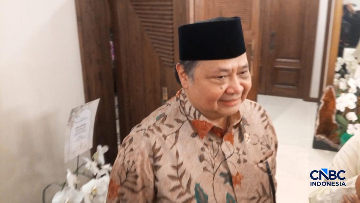 Foto: Menko Perekonomian, Airlangga Hartarto saat menyapa awak media dalam Open House di Jakarta, Sabtu (21/3/2026). (CNBC Indonesia/Robertus Andrianto)