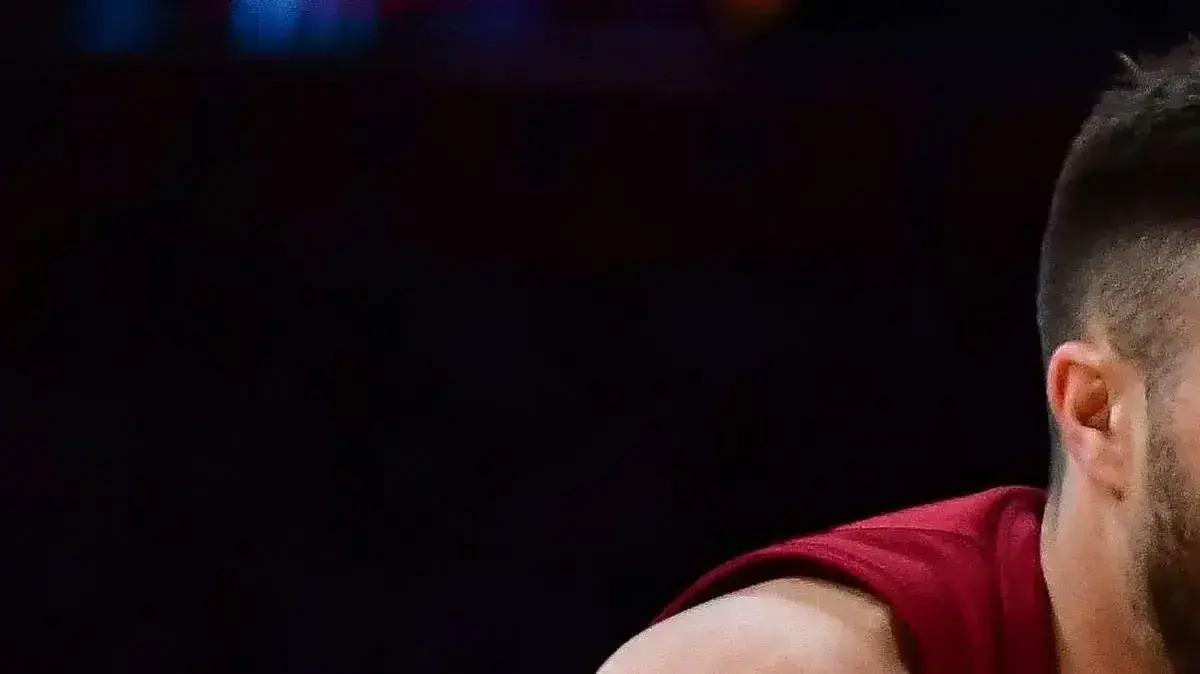 6 April 2024; Los Angeles, California, AS; Penyerang Los Angeles Lakers LeBron James (23) membawa bola melawan penjaga Cleveland Cavaliers Max Strus (1) pada babak kedua di Crypto.com Arena. Kredit Wajib: Gary A. Vasquez-Imagn Images | Gary A. Vasquez-Imagn Images