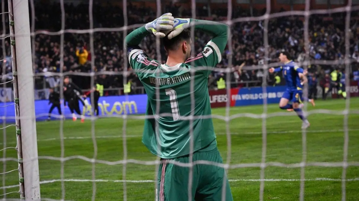 Kiper Timnas Italia, Gianluigi Donnarumma, bereaksi setelah kekalahan adu penalti lawan Bosnia dan Herzegovina. Timnas Italia gagal lolos ke Piala Dunia 2026 usai menelan kekalahan 1-4 pada babak adu penalti saat bermain lawan Bosnia dan Herzegovina pada Rabu (1/4/2026) dini hari WIB. (AFP/ELVIS BARUKCIC)