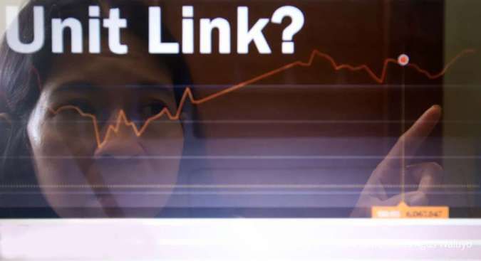 ILUSTRASI. Nasabah mengamati grafik kinerja produk unit link asuransi (KONTAN/Carolus Agus Waluyo)