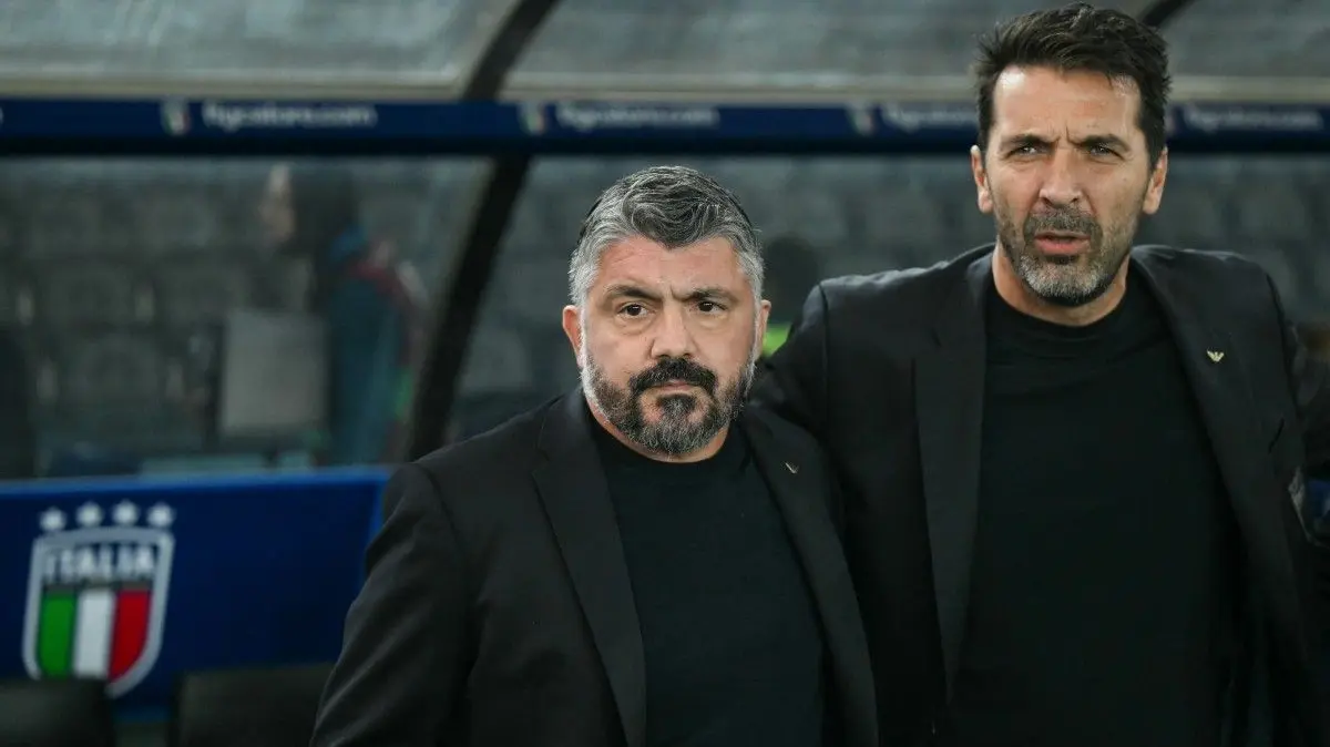 Pelatih kepala timnas Italia Gennaro Gattuso dan kepala delegasi timnas Italia Gianluigi Buffon menyanyikan lagu kebangsaan sebelum pertandingan kualifikasi Grup I Piala Dunia FIFA 2026 antara Italia dan Israel, di Stadion Bluenergy di Udine, Italia timur laut, pada 14 Oktober 2025.(AFP/STEFANO RELLANDINI)