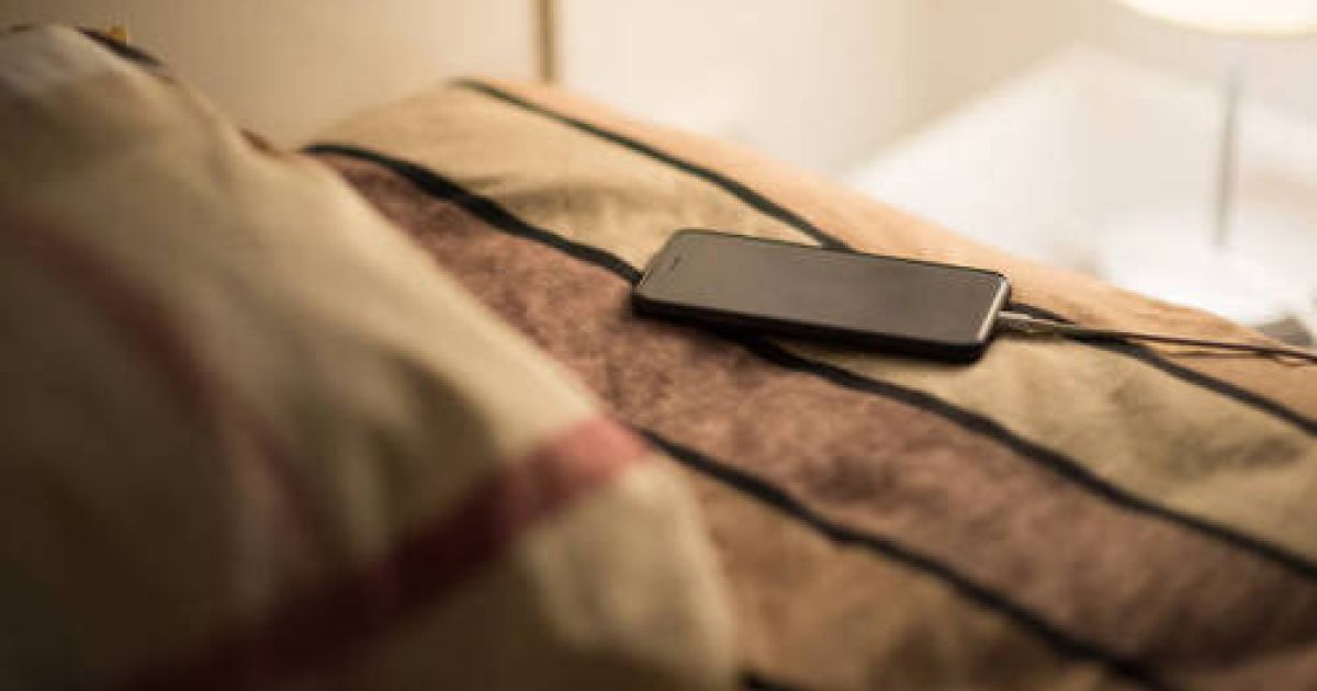 Waspada Jebakan Panas: Bahaya Tersembunyi Mengisi Daya Ponsel di Atas Tempat Tidur