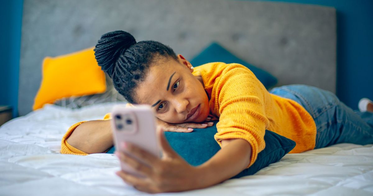 Jebakan Kecemasan Digital: Membedah Fenomena FOMO, Dampaknya pada Mental, dan Strategi Melawannya