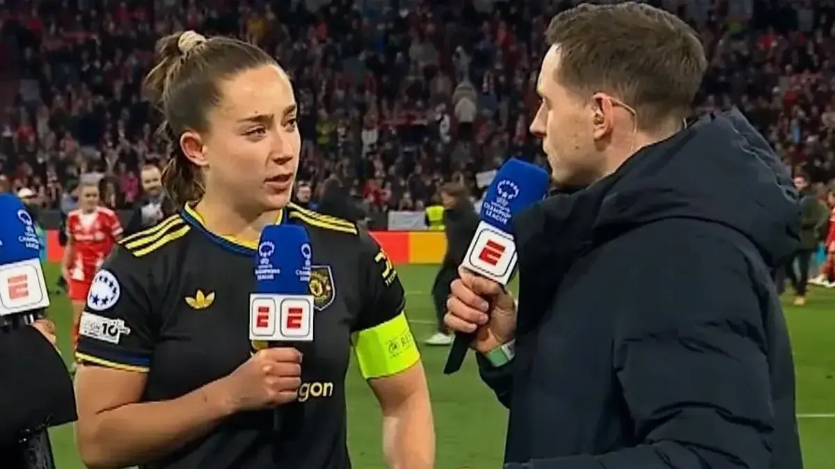 Manajer Manchester United Marc Skinner berbicara kepada para pemainnya setelah kekalahan dari Bayern Munich. Poppy Townson - MUFC/Manchester United via Getty Images