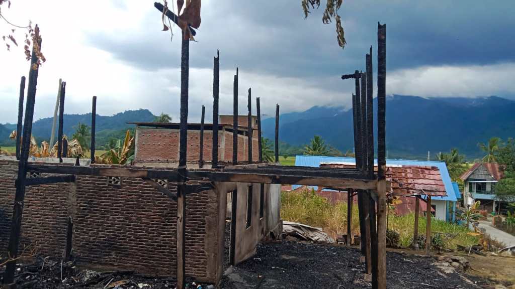 SMAN 8 Pinrang Tebar Empati: Gerakan Solidaritas Penyaluran Bantuan untuk Korban Kebakaran Hebat di Buttu Sappa